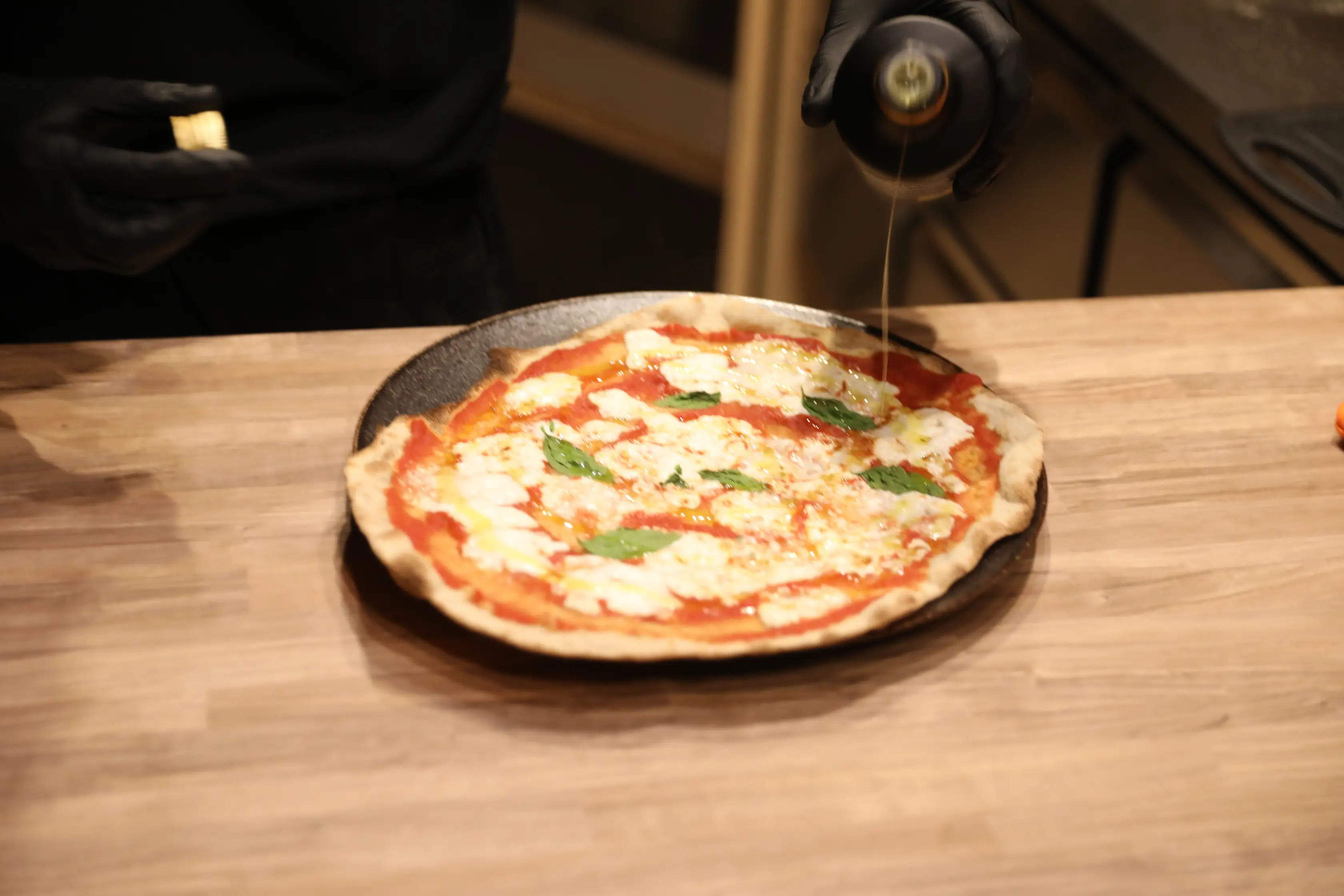 Pizza Margherita servida à mesa