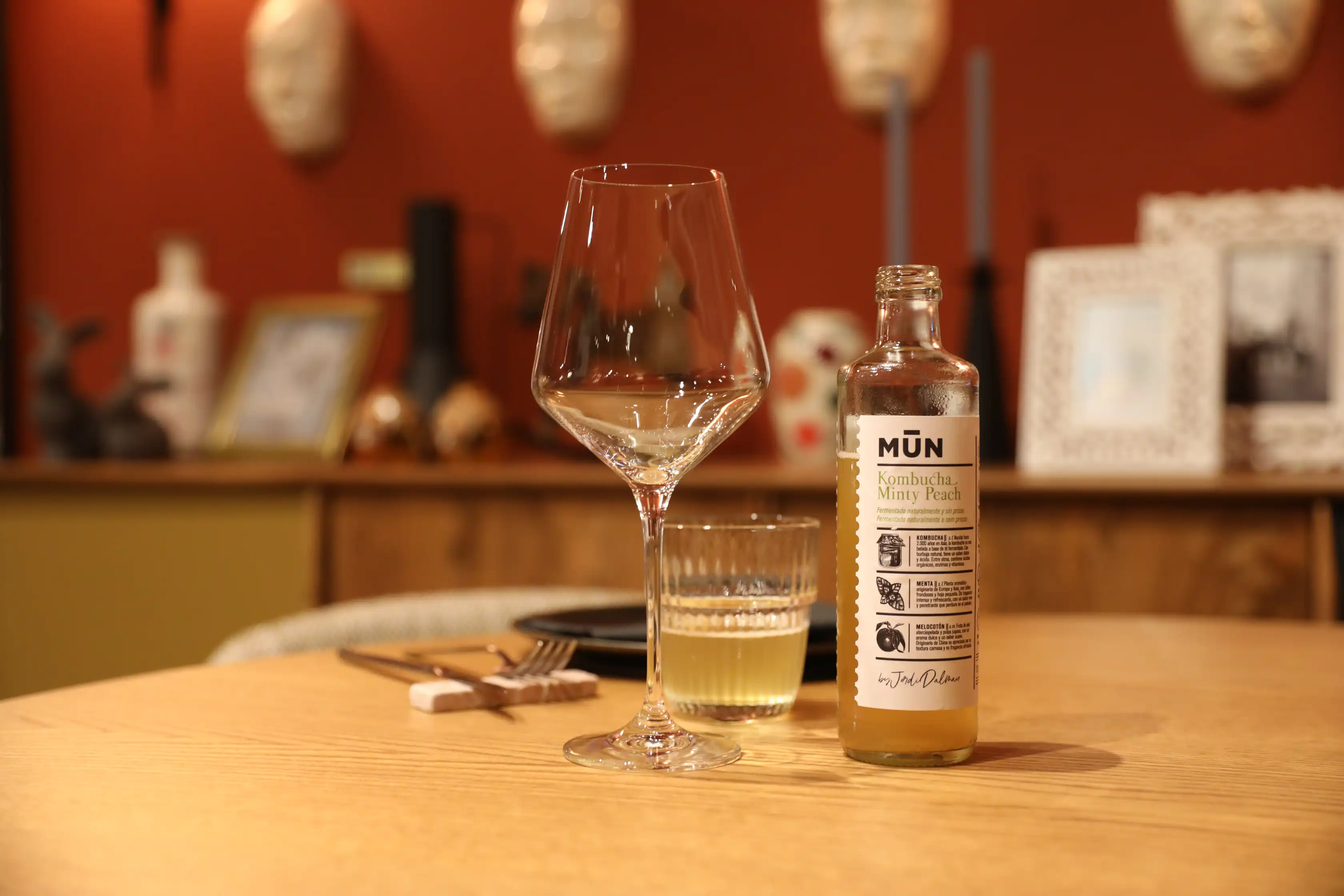 Kombucha natural servida em copo
