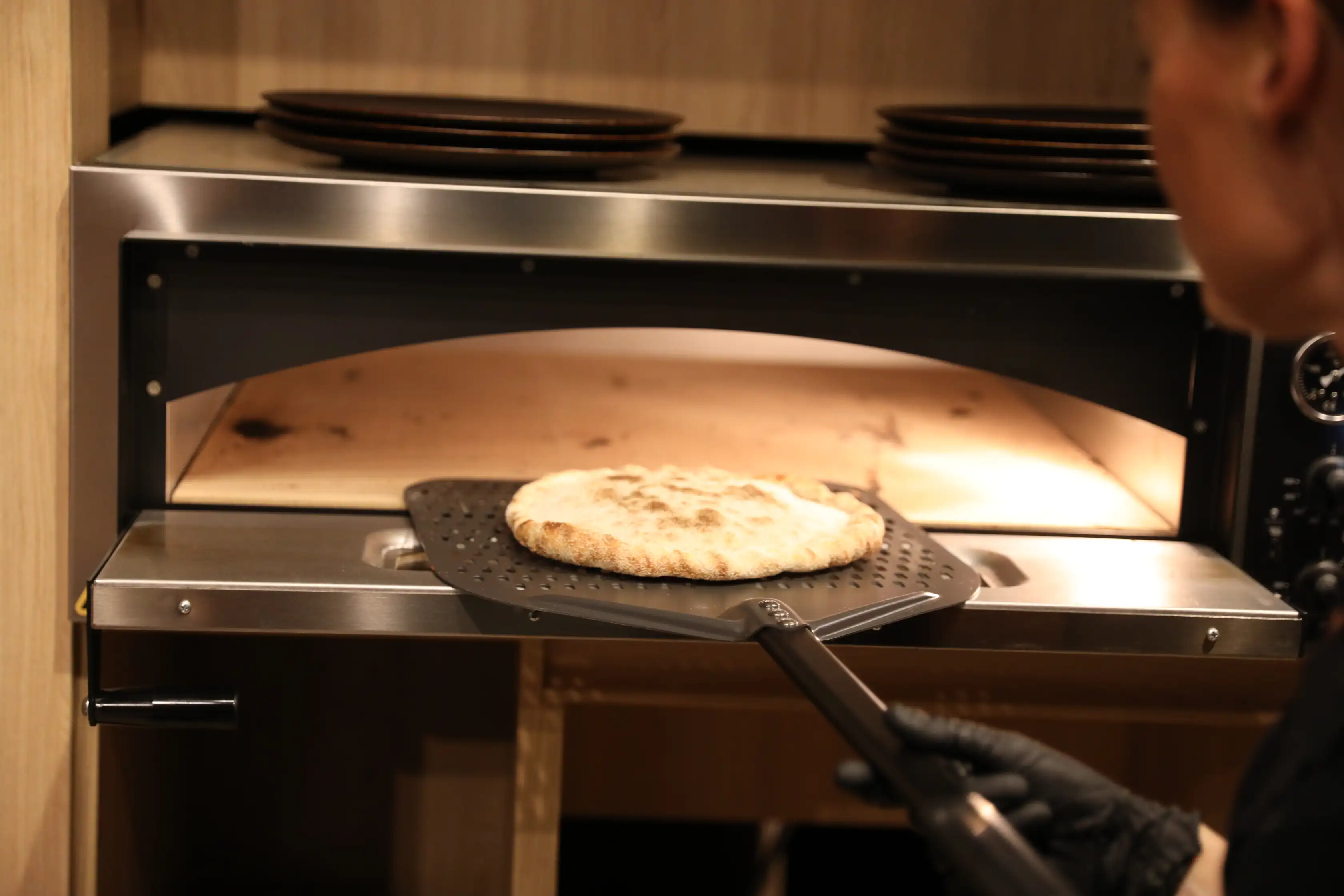 Pizza a sair do forno a lenha